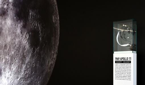 Världens mest avancerade telefonmöte – här är headsetet som Niel Armstrong sa de första månorden genom