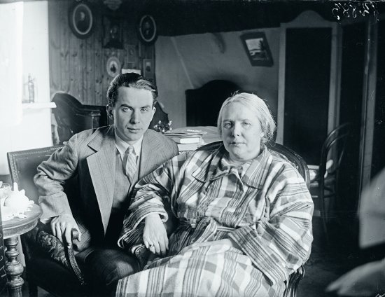 henry-och-maria-parland-i-grankulla-pasken-1930.-okand-fotograf.-svenska-litteratursallskapet-i-finland-henry-parlands-arkiv.jpg