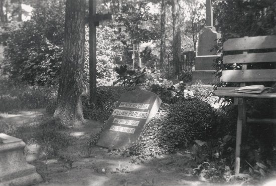 henry-parlands-grav-i-kaunas.-kyrkogarden-forstordes-av-de-sovjetiska-myndigheterna-pa-1960-talet.-okand-fotograf.-svenska-litteratursallskapet-i-finland-henry-parlands-arkiv.jpg