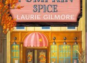 En gullig småstad, en grumsig bonde och en glad nyinflyttad caféägarinna – välkommen till Dream Harbor och Kafé Pumpkin Spice!