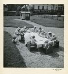 6.-barnavardsinstitutets-elever-med-barn-pa-institutets-barnhem-1934.jpg