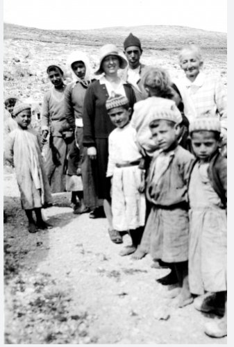 1.-hilma-granqvist-tillsammans-med-barn-fran-byn-artas.-foto-palestine-exploration-fund.jpg