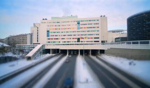 Sjukhuset byggdes över järnvägen och riksvägen – Teknikums vibrations-isoleringslösning gjorde det möjligt