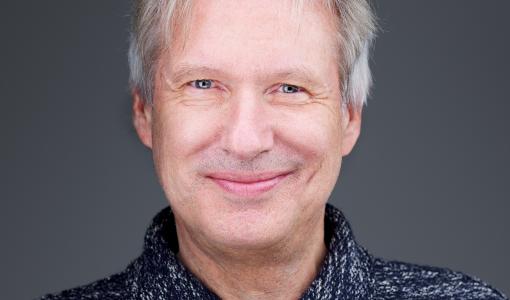 International anerkendt forfatter besøger Danmark med foredrag om identitet og reinkarnation