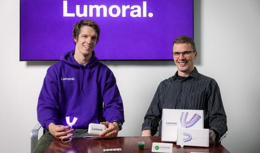 British Dental Journal hyllar finska Lumoral: Revolutionerar tandimplantat med unik antibakteriell metod