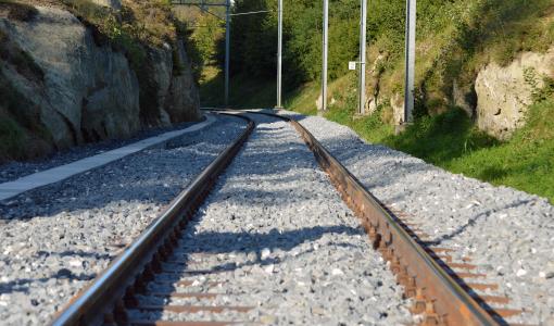 Kommunerna längs Västbanan och staten har enats om att föra järnvägsprojektet vidare till byggfasen – kommunerna nöjda med det äntligen uppnådda förhandlingsresultatet