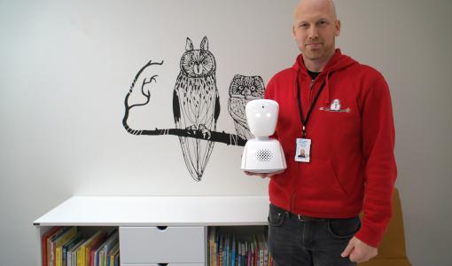 Åbo skaffade två nya undervisningsrobotar som stöd för allvarligt sjuka barns skolgång