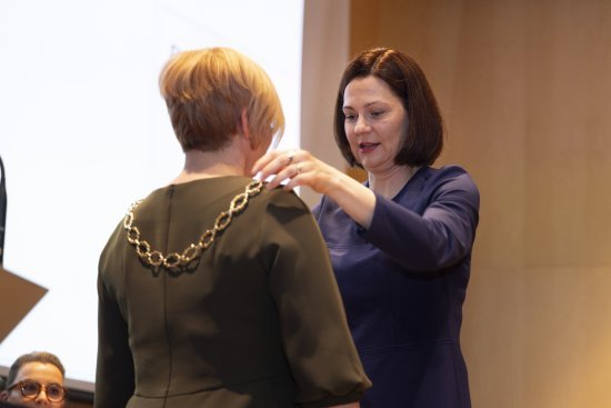 edeltava-pormestari-minna-arve-luovuttaa-pormestarin-kaadyt-pormestari-piia-elolle.jpg